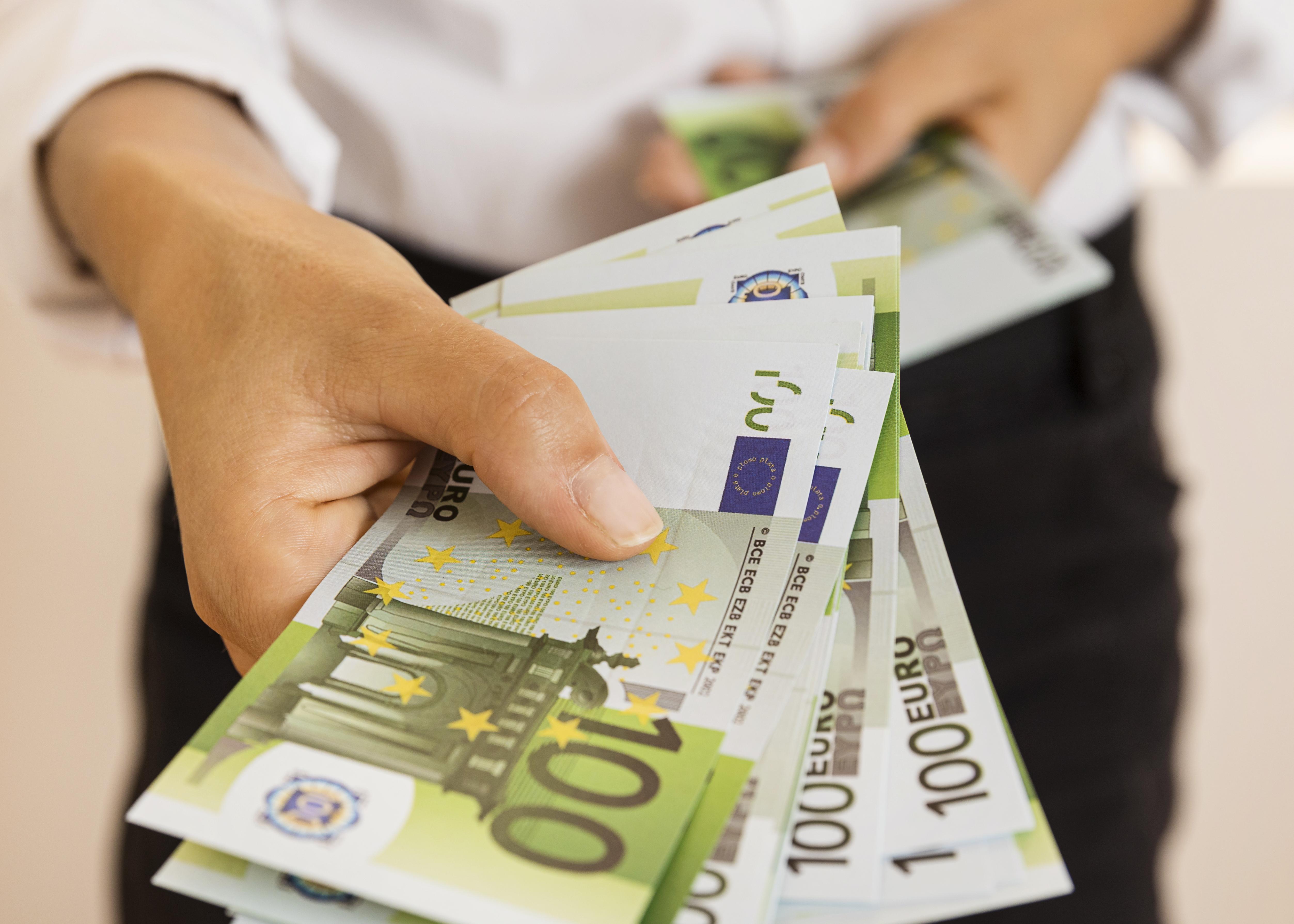 Ovim građanima sledeće nedelje stiže 300 evra na račun: Evo ko ima pravo na novac