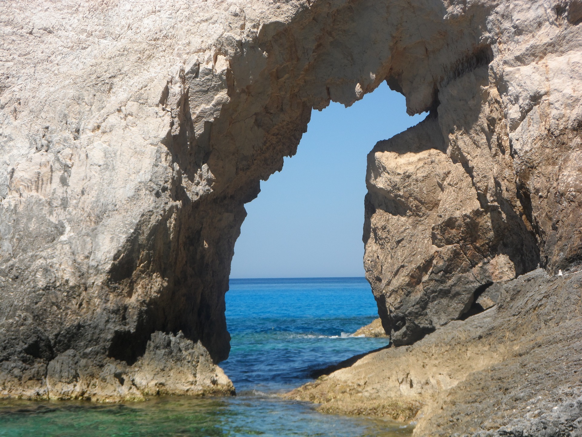 Sa mužem i malim detetom krenula na čuvenu plažu na Zakintosu, izvlačili je spasioci: Teško je povređena