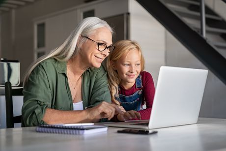 Baka unuka dete laptop učenje