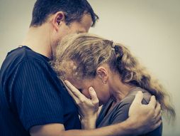 Roditelji plaču, muž žena, devojka decko, muškarac tužni