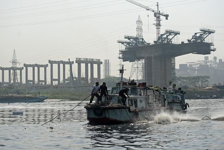 Bangladeš potraga za nestalima sudarili su se trajekt i teretni brod na reci Šitalakšija