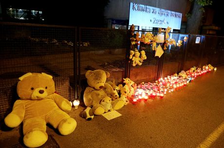 Zagreb Građani ispred klinike za dečje bolesti pale sveće  preminula devojčica Nikol