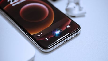 iPhone, Apple Siri