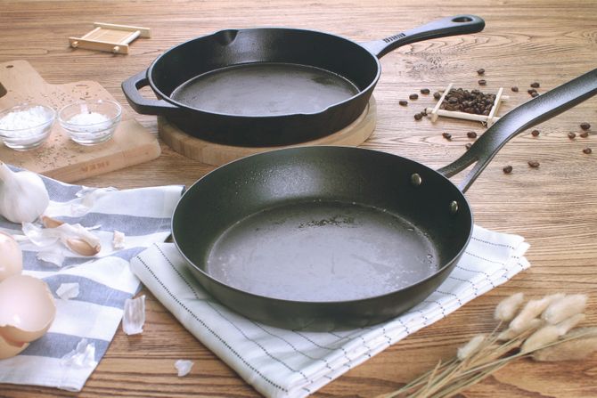 Tiganj od livenog gvožđa, posuđe