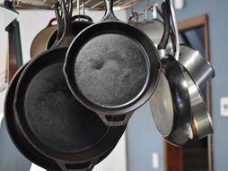 Tiganj od livenog gvožđa, posuđe