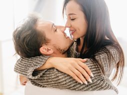 momak devojka veza zagrljaj poljubac