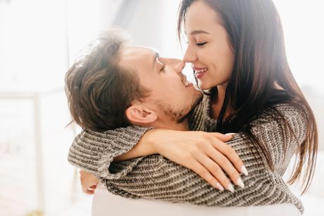 momak devojka veza zagrljaj poljubac momak devojka veza zagrljaj poljubac