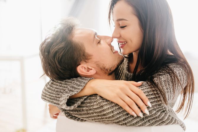 momak devojka veza zagrljaj poljubac momak devojka veza zagrljaj poljubac