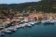 Požar progutao brodove kod popularnog grčkog ostrva: Turisti bežali da spasu živu glavu