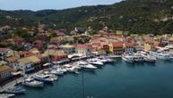 Požar progutao brodove kod popularnog grčkog ostrva: Turisti bežali da spasu živu glavu