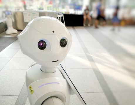 Robot, pomoćnik, veštačka inteligencija