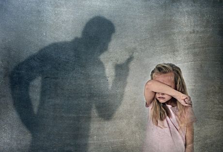 Nasilnik napadač devojčica dete plače uplašena strah nasilje