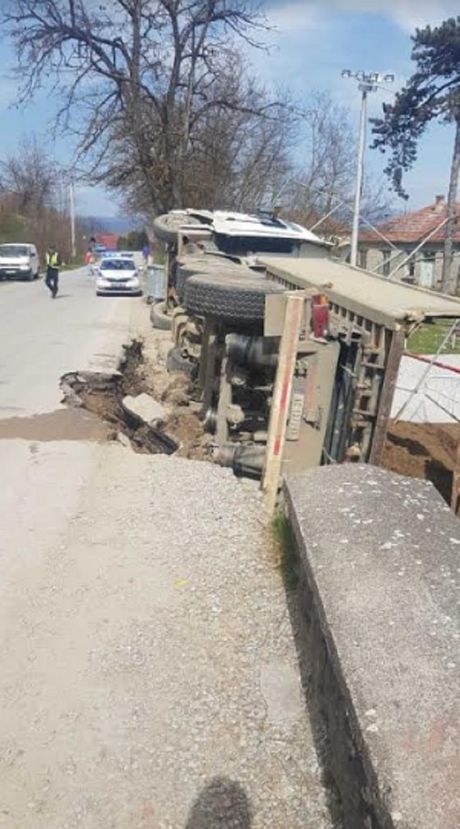 Nesreća, prevrnuo se kamion sa peskom Nesreća, prevrnuo se kamion sa peskom