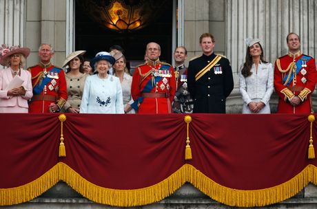 Kraljica Elizabeta II princ Filip kraljevska porodica