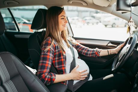 trudna žena, trudnica, vozi automobil, kola, voznja u trudnoći