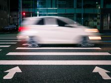 Brzina auto kola jurnjava pešački prelaz saobraćaj