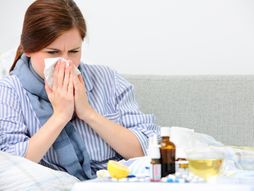 Devojka žena lekovi krevet prehlada sinusi nos maramica