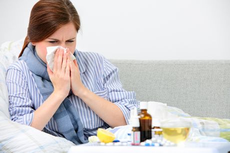 Devojka žena lekovi krevet prehlada sinusi nos maramica