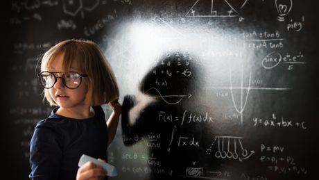 genije, pametno dete, matematika, tabla
