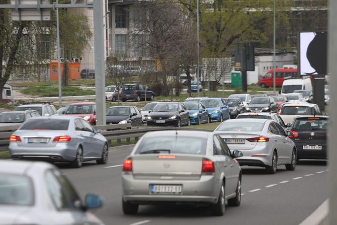 Saobraćajna nesreća, petlja Radnička, gužva u saobraćaju