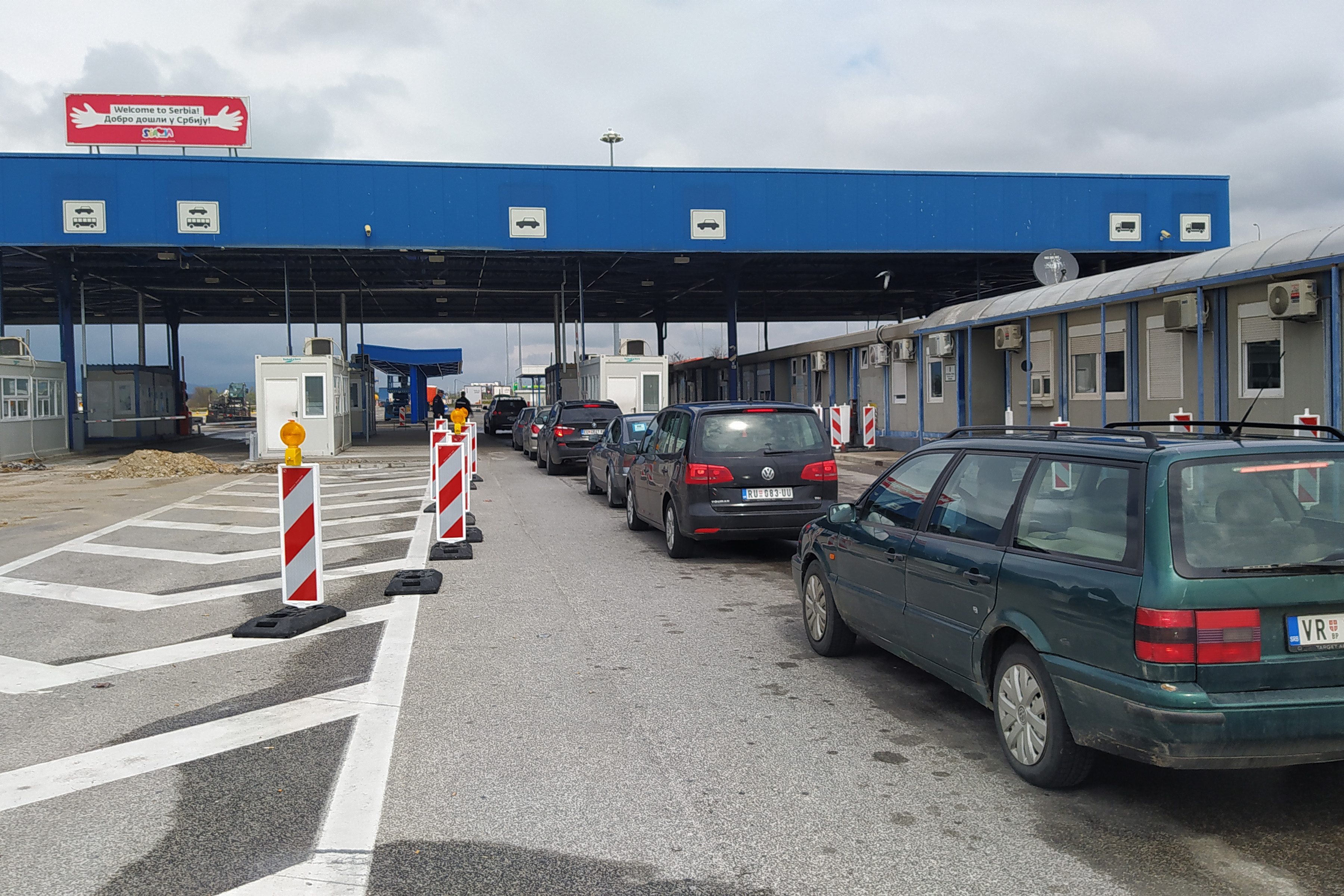 Dramatični prizor sa granice Srbije i Makedonije! Pršte kazne, oko 100 ljudi čeka u redu, evo šta se dešava