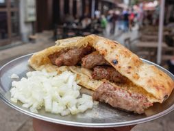 Ćevapi s lukom