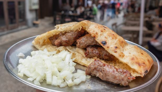 Ćevapi s lukom