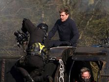 Action man Tom Cruise Kruz