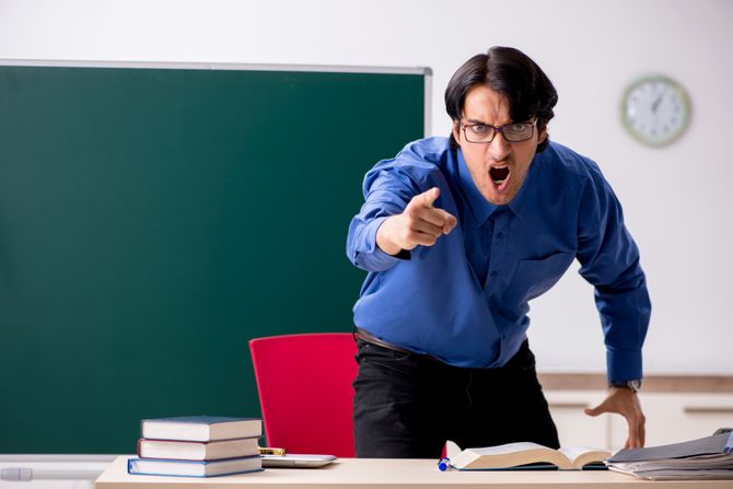 Profesor se dere na učenika, učitelj