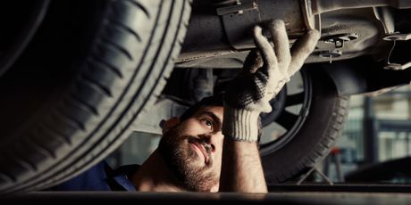 Auspuh, katalizator, automehaničar, popravka automobila, majstor Auspuh, katalizator, automehaničar, popravka automobila, majstor