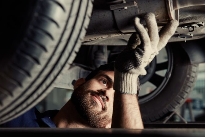 Auspuh, katalizator, automehaničar, popravka automobila, majstor Auspuh, katalizator, automehaničar, popravka automobila, majstor