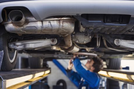 Auspuh, katalizator, automehaničar, popravka automobila, majstor Auspuh, katalizator, automehaničar, popravka automobila, majstor