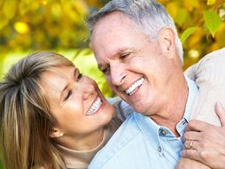 stariji ljubavni bračni par, seniori, penzioneri, osmeh, zubi, zdravlje