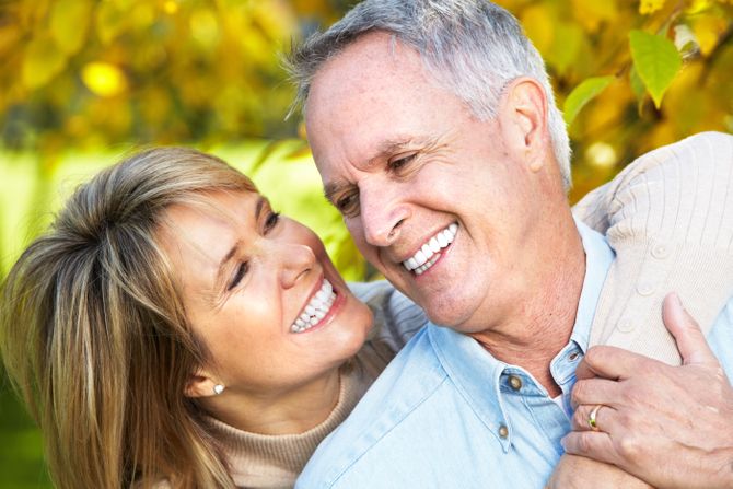 stariji ljubavni bračni par, seniori, penzioneri, osmeh, zubi, zdravlje stariji ljubavni bračni par, seniori, penzioneri, osmeh, zubi, zdravlje