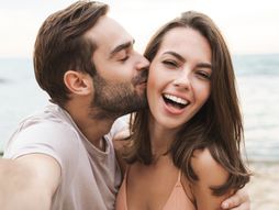 mladi ljubavni bračni par, selfi, sreća, osmeh, poljubac, zubi, zdravlje