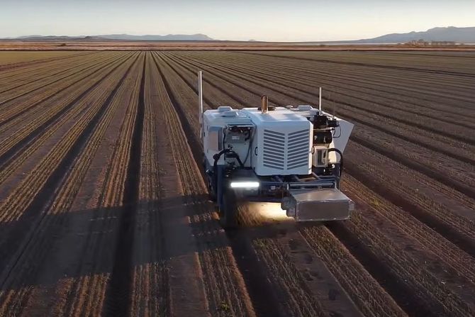 robot uništava korov robot uništava korov