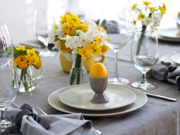 Uskršnja dekoracija sto jaja cveće