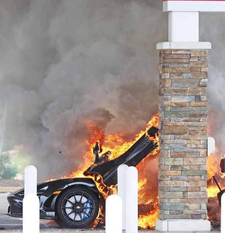 McLaren, automobil, požar, plamen