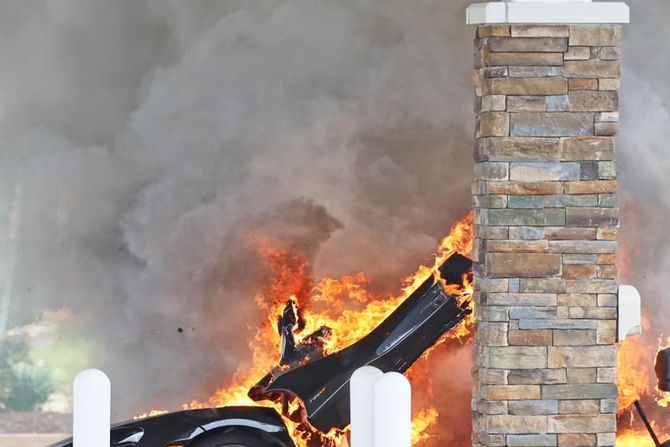 McLaren, automobil, požar, plamen McLaren, automobil, požar, plamen