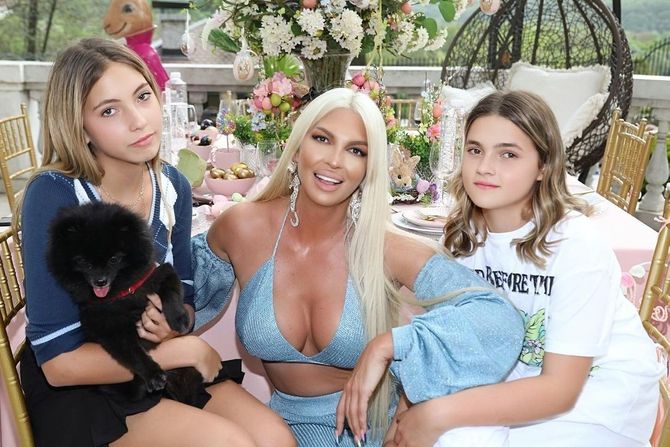 Jelena Karleuša, Atina i Nika Tošić