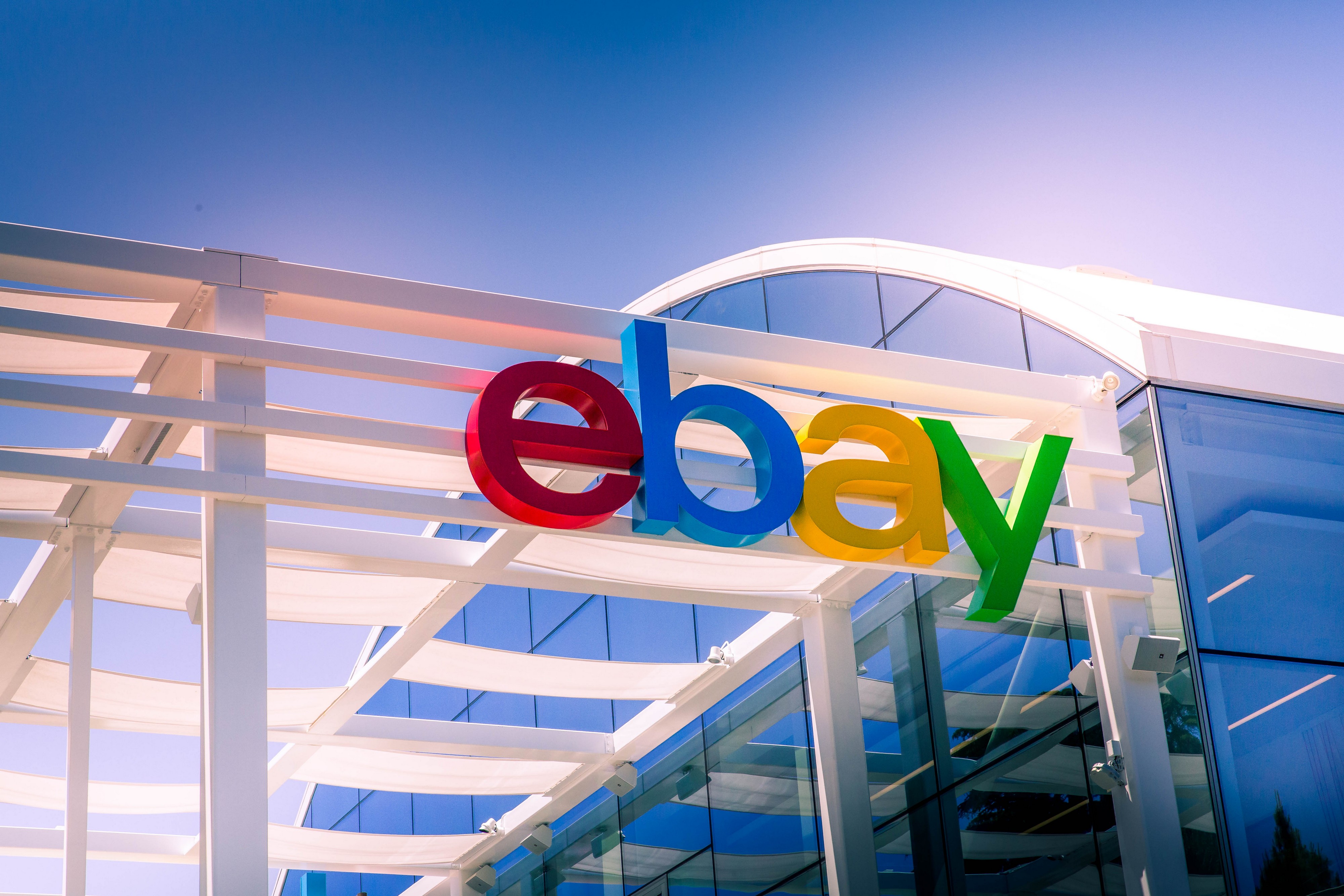 Kritikovali eBay, pa im je na vrata stigla noćna mora! Kompanija sada mora da im plati skoro 56 miliona dolara