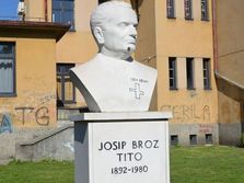 Oskrnavljena bista Josipa Broza Tita u Travniku