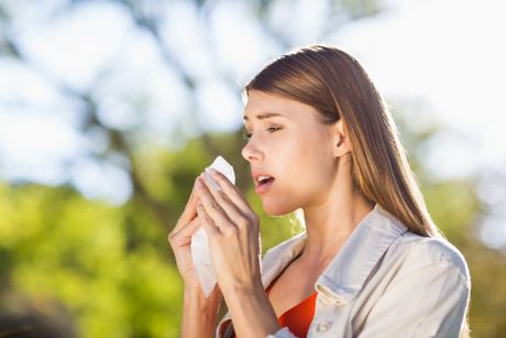 Žena kijanje alergija prehlada maramica