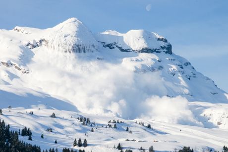 Francuski Alpi lavina, planina, sneg