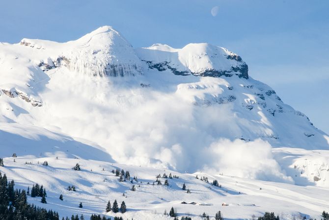 Francuski Alpi lavina, planina, sneg