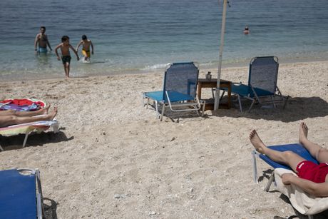 Virus Outbreak Greece, odmor plaža ležaljke suncobrani Atina turizam letovanje
