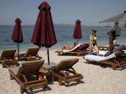 Virus Outbreak Greece, odmor plaža ležaljke suncobrani Atina turizam letovanje