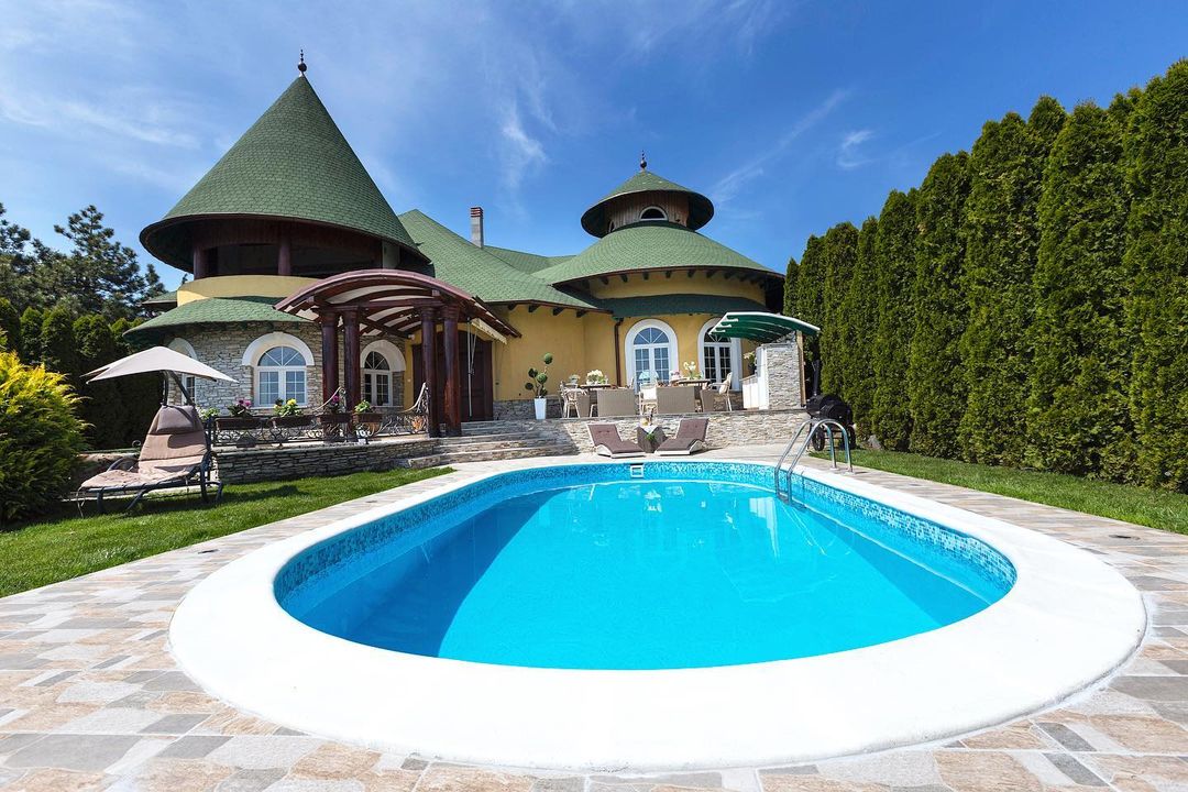 Miloš Bojanić prodaje vilu za milion evra: Sve zbog 24 godine mlađe žene -  Telegraf.rs