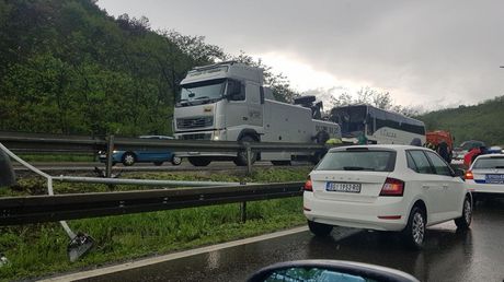 saobraćajna nesreća na auto-putu saobraćajna nesreća na auto-putu
