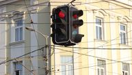 Šta je ovo, trepere sva tri svetla istovremeno: Semafor u Novom Sadu u novogodišnjem režim